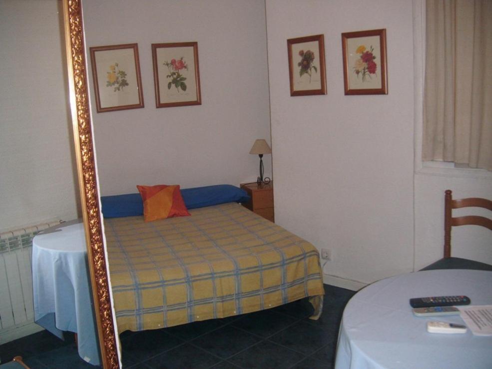 Puerta Del Sol Rooms Madrid Room photo